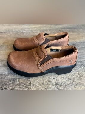 Ariat women’s size 8.5 composite toe slip resistant brown leather safety clogs